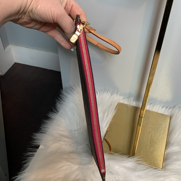 New authentic Louis Vuitton Neverfull pouch with pink interior - Picture 14 of 17